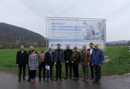 Das Bauschild für den Neubau des Klinikums steht